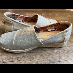 Women’s size 9 Bobs by Skechers, beige